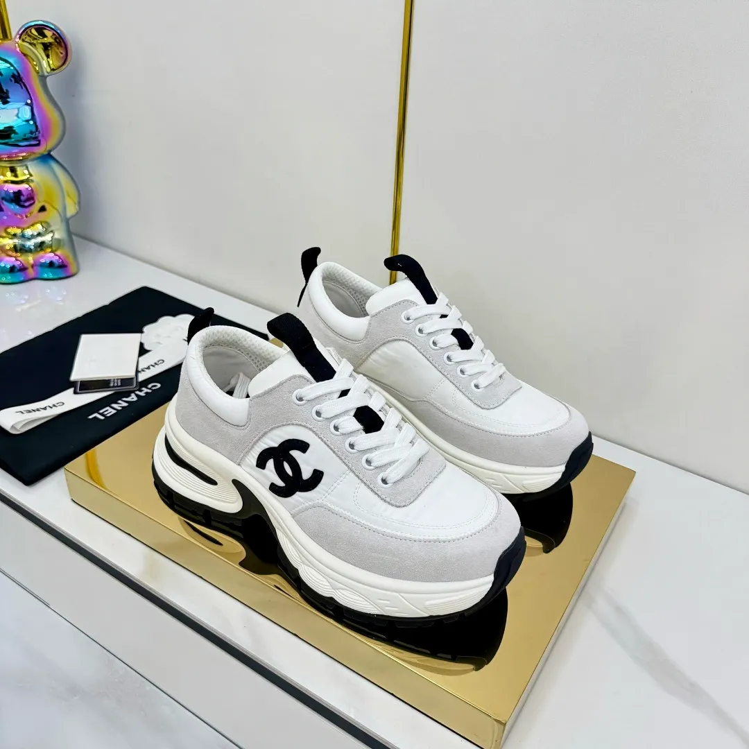 👟👟Ex-factory price 680👟👟 Upgraded version, upgraded version, upgraded version! No rebuttal accepted! ! ! ! Chanel Chanel panda shoes! 2025 counter's top casual sports shoes. This classic design; the upper is electro-embroidered with a variety of techniques; the outsole is fashionable and sporty; the unusual inclusion of a variety of color matching elements... The diversified mix and match is very good-looking and versatile, and can be used for leisure, fashion, sports, and outdoor... ꫛꫀꪝ Go➫ Materials: ❶Upper made of: original imported first-layer silk cowhide + original waterproof cloth + original first-layer cowhide ❷Inner lining: Original Yangli+Net ❸Outsole based on: Original TPU combination outsole Counter boutique packaging complete set for women 35–41 👉 👉 👉 👉